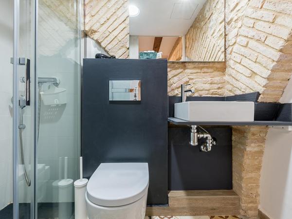 Hostal 977 : photo 7 de la chambre chambre lits jumeaux avec salle de bains