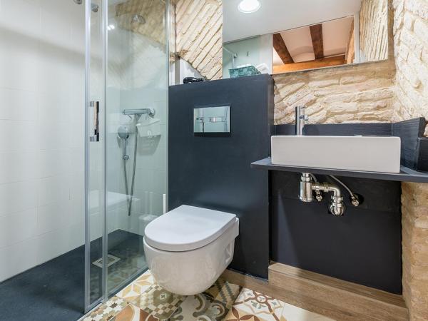 Hostal 977 : photo 6 de la chambre chambre lits jumeaux avec salle de bains