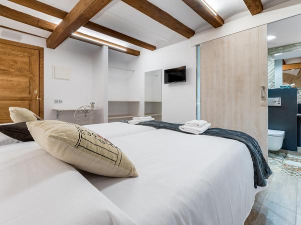 Hostal 977 : photo 9 de la chambre chambre lits jumeaux avec salle de bains