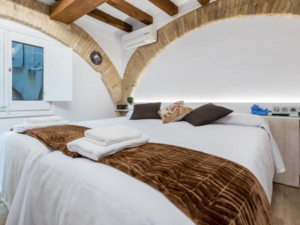 Hostal 977 : photo 3 de la chambre chambre lits jumeaux avec salle de bains privative