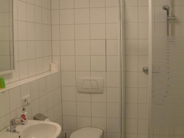 Pension Olé : photo 2 de la chambre appartement (2 adultes)