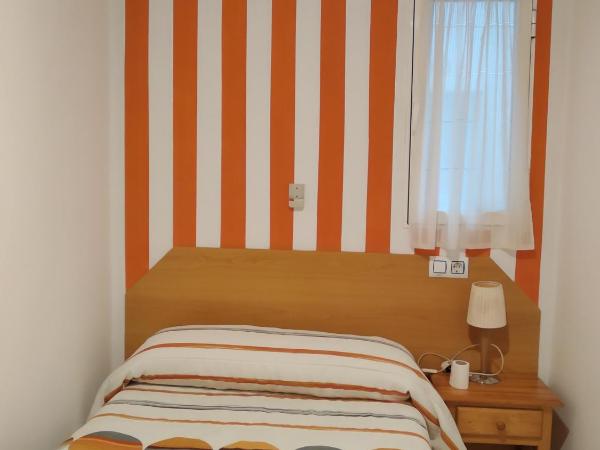 Pension Dominguez : photo 1 de la chambre chambre simple avec salle de bains