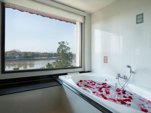 The Imperial River House Resort, Chiang Rai : photo 8 de la chambre suite avec balcon et vue sur le fleuve 