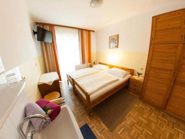 Frühstückspension Kölich : photo 2 de la chambre petite chambre double avec balcon et salle de bains commune