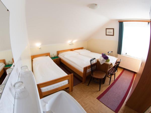 Frühstückspension Kölich : photo 3 de la chambre petite chambre triple avec salle de bains commune - mansardée
