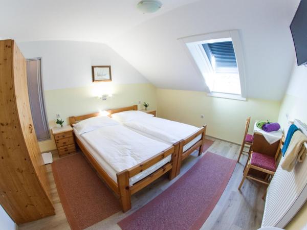 Frühstückspension Kölich : photo 3 de la chambre petite chambre double mansardée avec toilettes communes