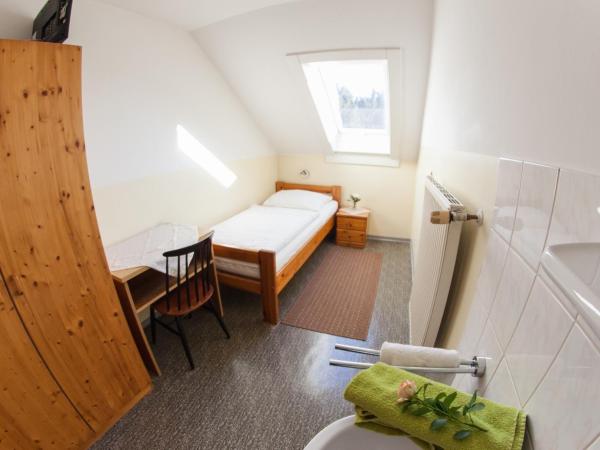 Frühstückspension Kölich : photo 1 de la chambre petite chambre simple avec salle de bains commune - mansardée