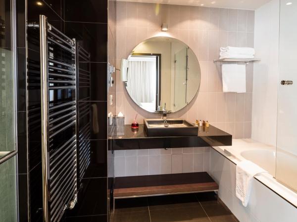 Hôtel Le Canberra : photo 8 de la chambre suite junior avec vue sur le jardin