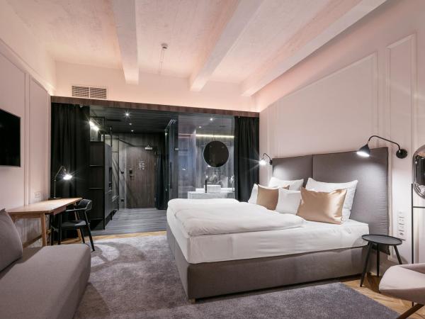 Pytloun Boutique Hotel Prague : photo 4 de la chambre chambre familiale supérieure avec baignoire spa