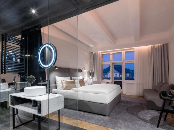 Pytloun Boutique Hotel Prague : photo 4 de la chambre chambre familiale avec baignoire spa et balcon