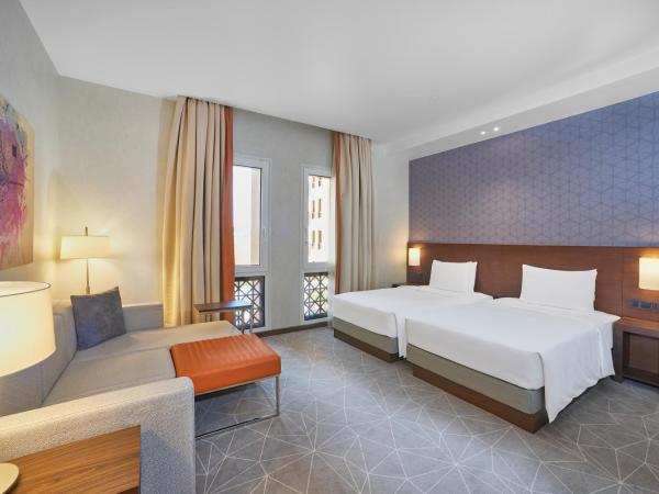 Hyatt Place Dubai Wasl District : photo 4 de la chambre chambre lits jumeaux avec canapé-lit
