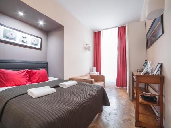 B&B La Fontaine : photo 3 de la chambre chambre double ou lits jumeaux supérieure - vue sur place du marché principale