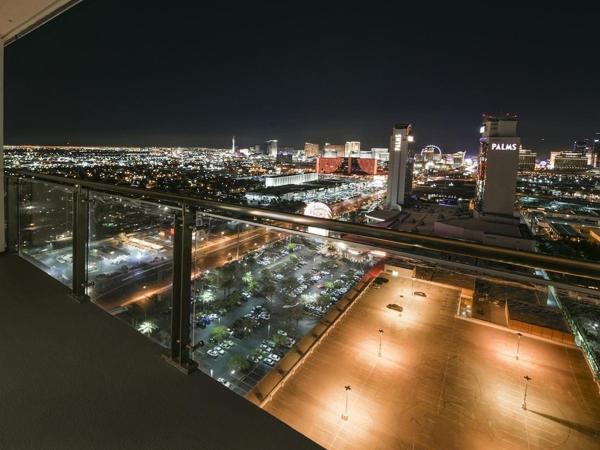 Palms Place Studio with Balcony & Strip View : photo 4 de la chambre appartement