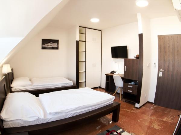 Hotel Sluneční dvůr : photo 2 de la chambre chambre double ou lits jumeaux