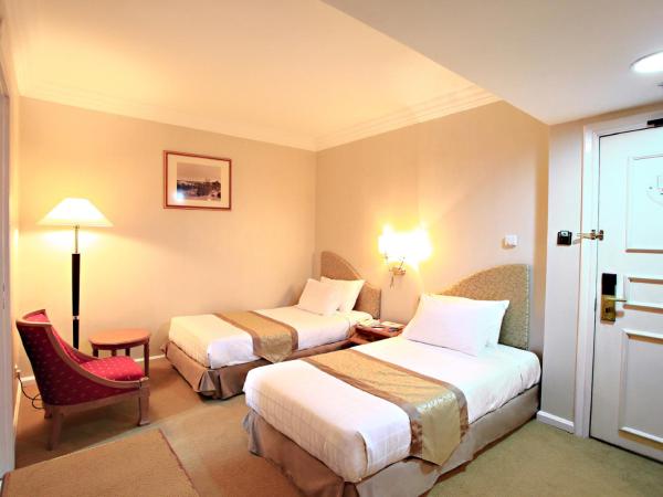 Merdeka Palace Hotel & Suites : photo 4 de la chambre chambre lit queen-size standard 