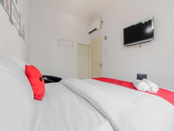 RedDoorz Plus near Taman Rasuna Menteng : photo 4 de la chambre chambre double supérieure