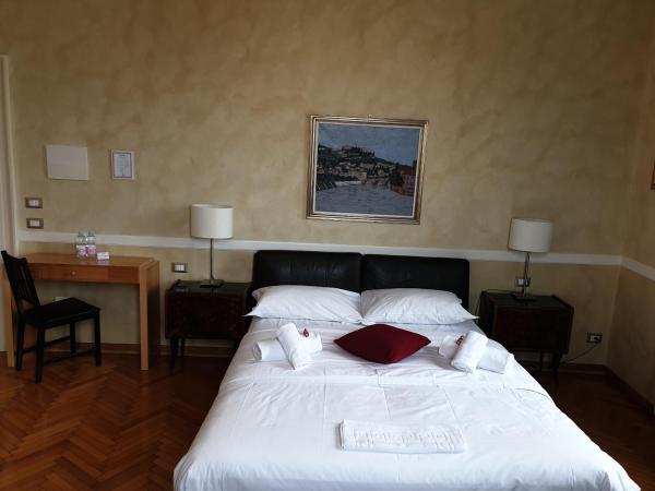 Lady Verona Residence : photo 5 de la chambre chambre double de luxe avec balcon - vue sur rivière