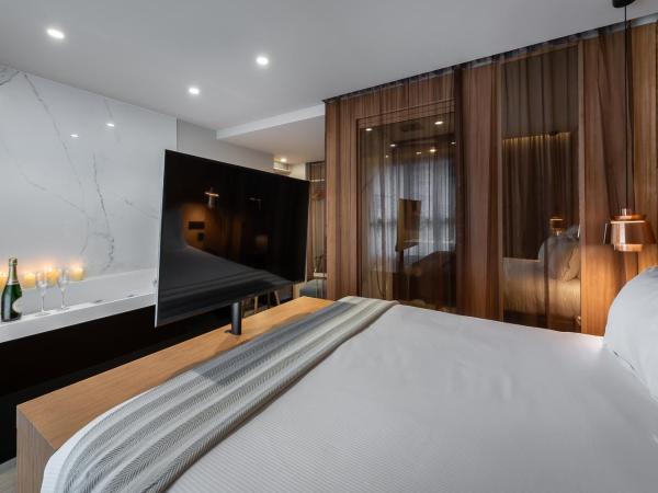 9Hotel Paquis : photo 1 de la chambre suite avec baignoire spa