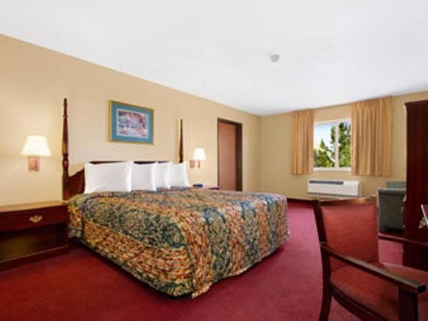 Days Inn by Wyndham Colorado Springs Airport : photo 4 de la chambre suite lit king-size – non-fumeurs