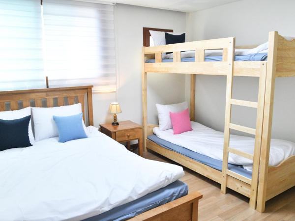 Dolma Hongdae : photo 9 de la chambre chambre quadruple avec salle de bains commune