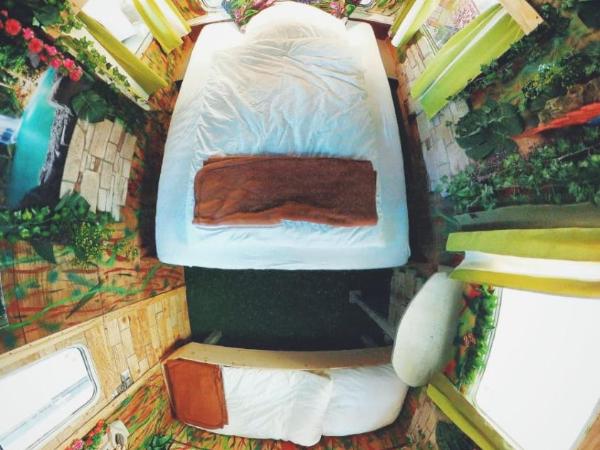 HafenTraum IndoorCampingHostel : photo 4 de la chambre chambre triple basique avec salle de bains commune