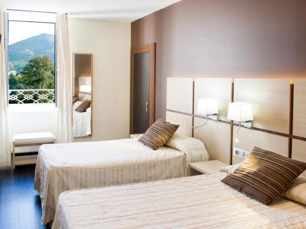 Hôtel La Source : photo 1 de la chambre chambre quadruple