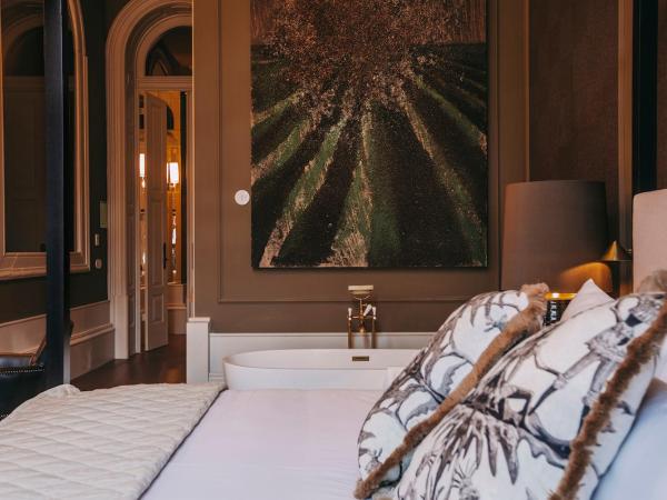 Torel 1884 Suites & Apartments : photo 9 de la chambre chambre double deluxe avec baignoire