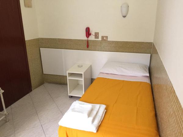 Hotel Vittorio Veneto Napoli : photo 3 de la chambre chambre simple avec salle de bains commune