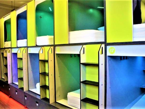 Kick Ass Grassmarket (18+) : photo 1 de la chambre lit capsule dans dortoir mixte de 22 lits