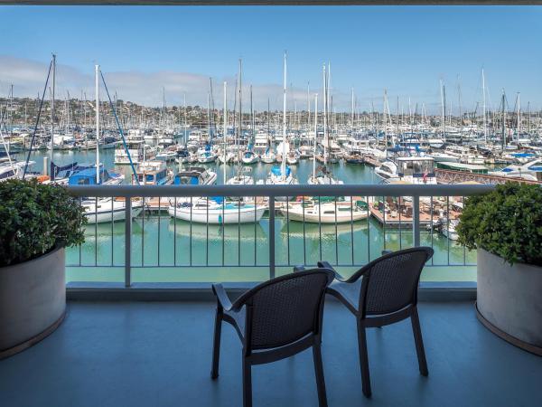 Bay Club Hotel and Marina : photo 2 de la chambre chambre lit king-size au rez-de-chaussée - vue sur port de plaisance