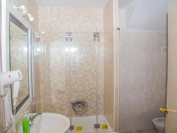 Pension Internacional : photo 6 de la chambre chambre lits jumeaux avec salle de bains privative séparée