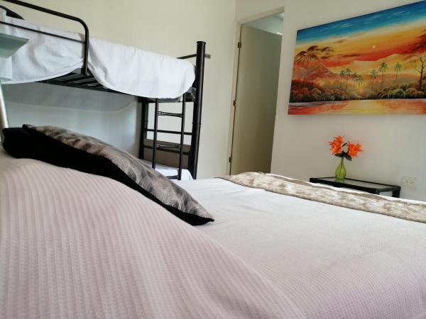 Casa de Ana - Habitación privada : photo 4 de la chambre chambre quadruple avec salle de bains privative