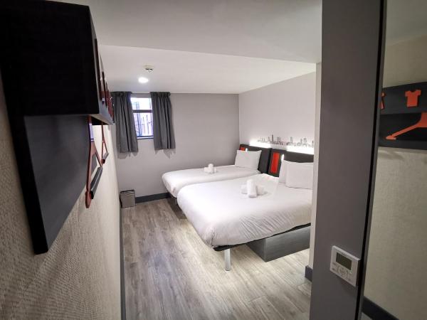 easyHotel Leeds : photo 4 de la chambre chambre familiale avec fenêtre