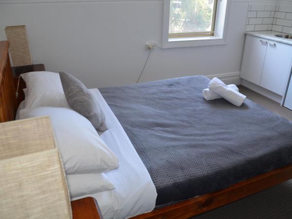 Sandy Bottoms Guesthouse : photo 2 de la chambre chambre lit queen-size avec vue partielle sur l'océan et salle de bains commune