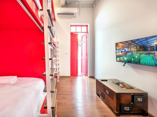 Ama Hostel Bangkok : photo 3 de la chambre chambre quadruple avec salle de bains commune