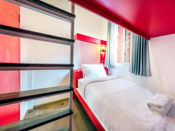 Ama Hostel Bangkok : photo 5 de la chambre chambre lits jumeaux avec salle de bains commune