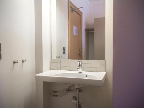 Student Hostel : photo 2 de la chambre chambre lits jumeaux avec salle de bains commune