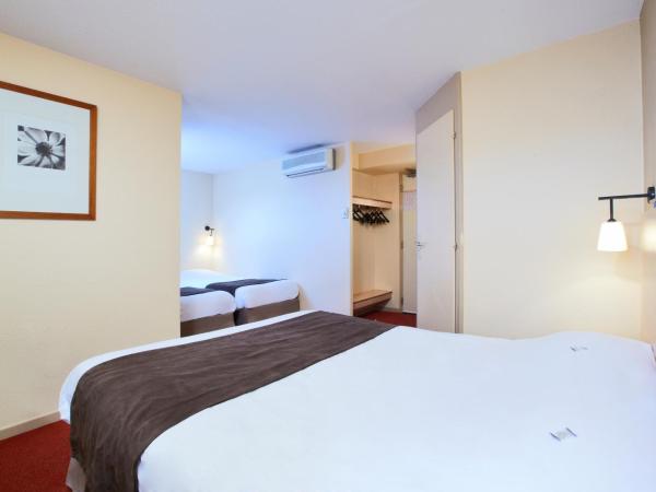 Kyriad Beauvais Sud : photo 1 de la chambre chambre quadruple avec 1 lit double et 2 lits simples