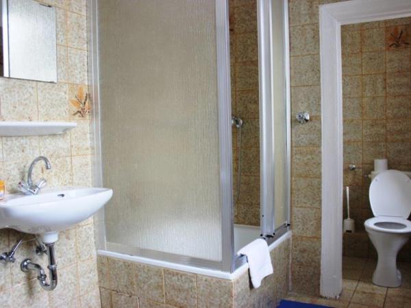 Hotel-Pension Rheingold am Kurfürstendamm : photo 1 de la chambre chambre double avec salle de bains privative extérieure