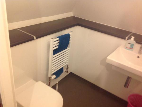 WESTEND PROPERTY : photo 8 de la chambre chambre double avec salle de bains privative