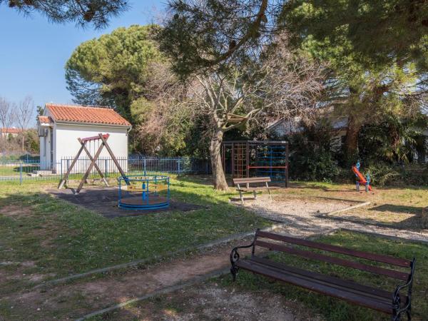 Apartment Complex Orzan Lovrecica : photo 6 de la chambre appartement - vue sur jardin