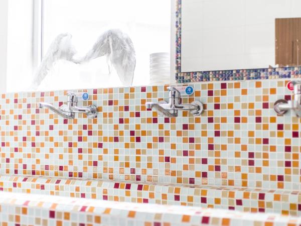 大连天天青旅民宿 : photo 4 de la chambre lit dans dortoir masculin de 4 lits avec salle de bains commune