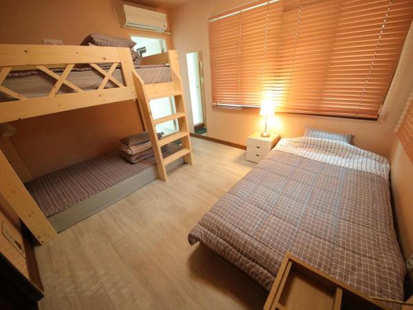 Stitches House : photo 2 de la chambre chambre triple avec salle de bains privative