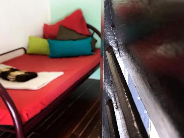 QuiikCat : photo 3 de la chambre chambre simple avec toilettes et douche communes