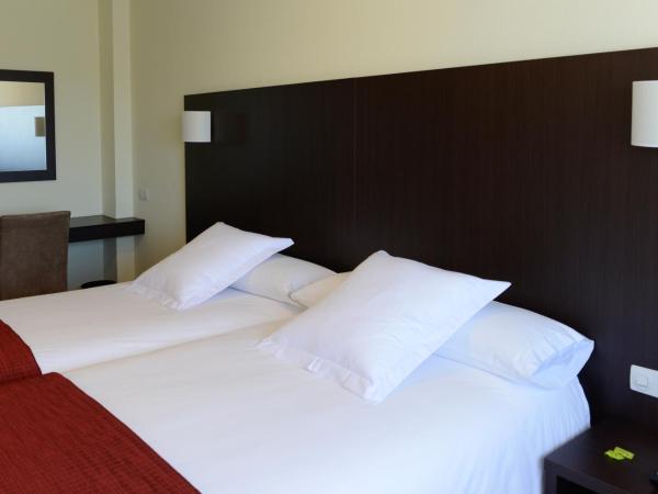 Hotel Santiago Apóstol : photo 2 de la chambre chambre triple