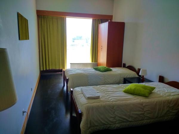 HI Viana do Castelo - Pousada de Juventude : photo 6 de la chambre chambre lits jumeaux avec salle de bains commune