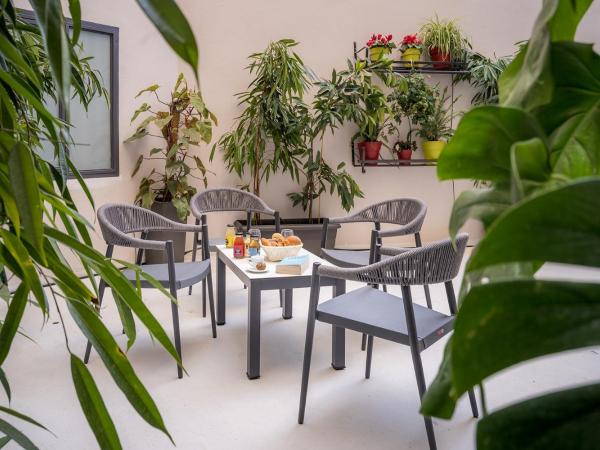 Urban Nest - Suites & Apartments : photo 1 de la chambre suite avec cour