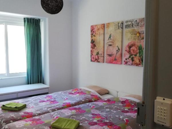 BED&SHOWER Moscavide -Self Check-In : photo 1 de la chambre chambre lits jumeaux avec salle de bains commune