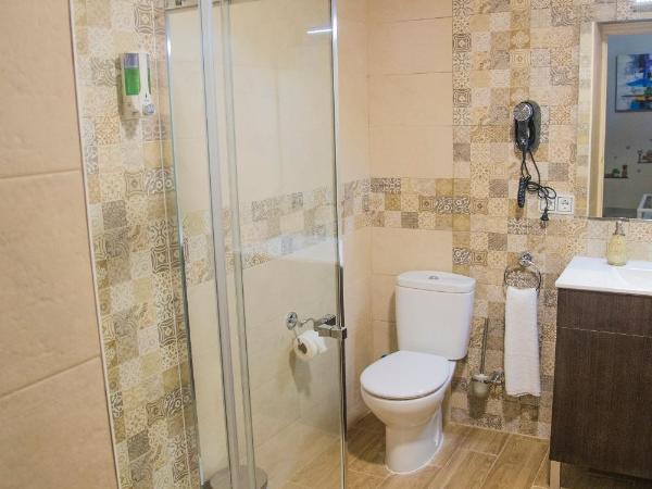 Pension Internacional : photo 8 de la chambre chambre familiale avec salle de bains privative