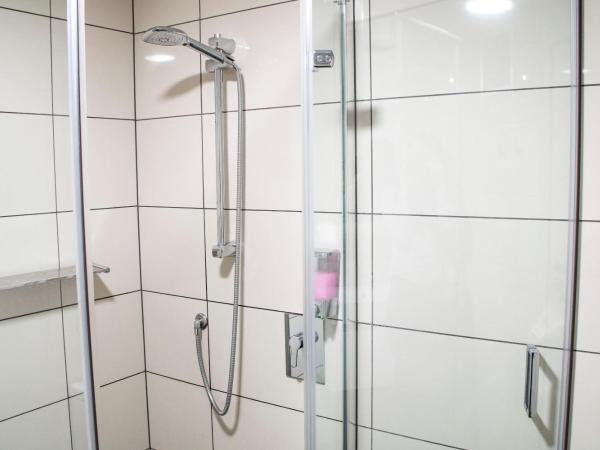 Adventure Q2 Hostel : photo 8 de la chambre lit dans dortoir mixte de 6 lits avec salle de bains privative